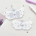 Porte-carte photo en acrylique avec ailes d'ange, motifs d'étoiles et chaînette - Blanc