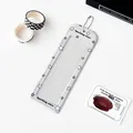 Porte-carte en acrylique Sparkling Stars avec ailes argentées et chaîne en métal - Étoile Noir Blanc