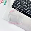 Rosa Sakura Fotokartenhalter aus Acryl mit Glitzerfinish und einer weißen Perlenkette - Kirschblüte