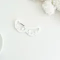 Colgante de alas de ángel de acrílico blanco con purpurina y hebilla de metal - Alas de Ángel Blancas