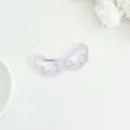 Colgante de acrílico con alas brillantes moradas y mosquetón de metal plateado - Alas Púrpuras