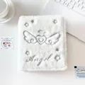 Cubierta de felpa blanca para carpeta A6 con alas de ángel bordadas y diseño de corazón - Estilo Plateado