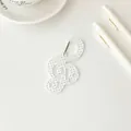 Llavero de acrílico con motivo de clave de sol y puntos con clip de metal para bolsos - Blanco Roto