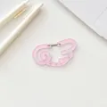 Mosquetón de nube en acrílico rosa translúcido con lunares blancos y patrón de estrellas - Rosa