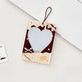 Chocolade thema acryl fotokaarthouder met hartuitsparing en rode kralenketting - Geel Koekje