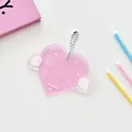 Tarjetero de acrílico rosa con forma de corazón, alas blancas y cadena de plata - Rosa