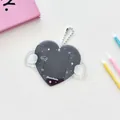 Portatarjetas de acrílico negro en forma de corazón con alas y cadena de cuentas - Negro