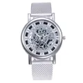 Detailopname van McyKey zilveren horloge met holle wijzerplaat en Milanese metalen band - Zilver