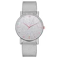 Vista macro de reloj de cuarzo para mujer con esfera brillante y correa de malla fina - Plateado