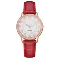 Detalle de reloj de cuarzo para mujer con correa roja y bisel de cristales - Rojo
