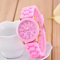 Elegante reloj Geneva de silicona rosa brillante con caja oro rosa para mujer deportiva - Rosa