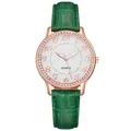 Vista detallada del bisel de cristal, caja de oro rosa y correa de cuero verde del reloj - Verde