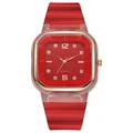 Detalle de reloj de cuarzo cuadrado en oro rosa con esfera roja y correa de silicona - Rojo