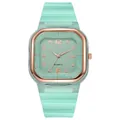 Dettaglio del cinturino in silicone verde menta e lunetta oro rosa su orologio - Celeste