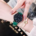 Primer plano de reloj de cuarzo para mujer con correa verde, pulsera y anillo oro - Esfera Negra Correa Verde