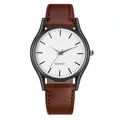 Primer plano de reloj de cuarzo con correa de cuero marrón y esfera blanca minimalista - Esfera Blanca para Hombre Correa Marrón Claro