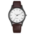 Detalle de reloj minimalista con correa de cuero marrón y caja negra mate con dial de cuarzo - Esfera Blanca para Hombre Correa Marrón Oscuro