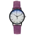 Dettaglio macro dell'orologio al quarzo luminoso con quadrante sfumato e cinturino viola - Quadrante Bianco Cinturino Viola