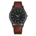 Detalle de reloj de cuarzo minimalista con correa de cuero marrón y esfera negra mate - Esfera Negra para Hombre Correa Marrón Claro