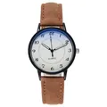 Dettaglio orologio al quarzo con cinturino in pelle marrone e quadrante sfumato blu su bianco - Quadrante Bianco Cinturino Marrone