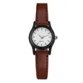 Detalle de reloj de cuarzo minimalista para mujer con correa de cuero marrón y esfera blanca - Esfera Blanca para Mujer Correa Marrón Claro