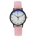 Dettaglio del cinturino in pelle scamosciata rosa e cassa nera di orologio al quarzo - Quadrante Bianco Cinturino Rosa