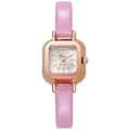 Vista macro detallada de un reloj cuadrado de oro rosa con correa de cuero rosa - Rosa