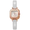 Detalle de la caja de reloj cuadrada en oro rosa con correa de cuero gris claro - Blanco