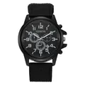Dettaglio dell'orologio militare al quarzo con cinturino in nylon e datario su sfondo bianco - Nero