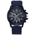 Dettaglio dell'orologio militare al quarzo blu navy con cinturino in tela e quadrante analogico - Blu