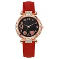 Nahaufnahme des Sternenhimmel-Zifferblatts mit roségoldener Lünette und rotem Armband - Rot