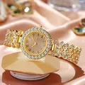 Primer plano detallado de un reloj de lujo dorado para mujer con cristales sobre fondo de seda - Esfera digital / Dorado