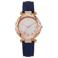 Detalle de reloj de cuarzo oro rosa con pedrería blanca y correa de ante azul - Azul
