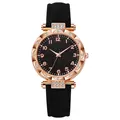 Reloj de cuarzo para mujer con diamantes de imitación y correa negra en fondo blanco - Negro
