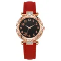 Primer plano de reloj oro rosa con esfera de estrella de mar y correa de cuero rojo - Rojo