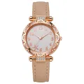 Detalle de reloj para mujer en oro rosa con esfera floral y bisel con pedrería - Blanco Roto