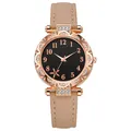 Detail van roségouden horloge met kristallen, zwarte bloemencijferplaat en beige lederen band - Beige