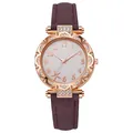 Detalle de reloj de cuarzo oro rosa con esfera floral y correa de cuero color burdeos - Púrpura