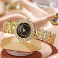Primer plano de reloj dorado para mujer con pedrería y esfera negra sobre fondo seda - Esfera Negra / Dorado