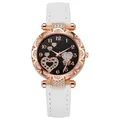 Nahaufnahme der roségoldenen Uhr mit Strass-Lünette, Herz-Zifferblatt und weißem Lederband - Weiß