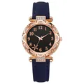 Detail van roségouden horlogekast met bloemvormige bezel en donkerblauwe lederen band - Blauw