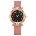 Detailopname van roségouden dameshorloge met bloemrand en roze matte lederen band - Roze