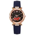 Détail de la montre strass or rose avec cadran étoilé et bracelet en cuir bleu foncé - Bleu