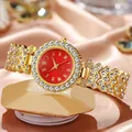 Detalle de reloj de cuarzo dorado con esfera roja y correa incrustada con circonitas - Esfera Roja / Dorado