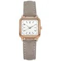 Detalle de reloj de cuarzo cuadrado para mujer con caja de oro rosa y correa de cuero gris - Gris