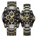 Vista de detalle de relojes de pareja clásicos en negro y oro con esferas funcionales - Pareja Bicolor Negro