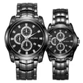 Primer plano de relojes de pareja McyKcy con correas de metal negro y esferas texturizadas - Pareja Negro