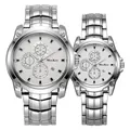 Vista detallada de relojes de pareja plateados con esferas blancas y tres subesferas - Pareja Plata Blanco