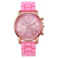Detalle de la correa de silicona rosa y esfera de reloj de cuarzo con números romanos - Rosa