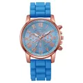 Detalle de reloj de cuarzo azul con caja de oro rosa y correa de silicona azul - Azul cielo